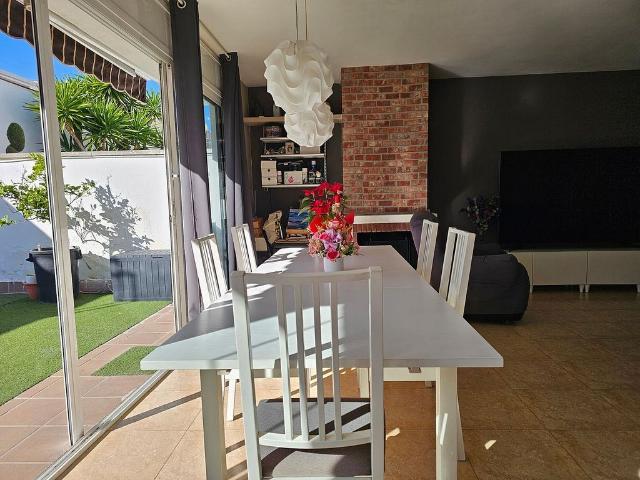 Casa pareada en venta en calle De Matagalls, Badalona, de 210 m² 6 habitaciones por 720.000