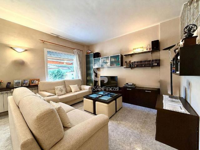 Casa pareada en venta en calle De Sant Jaume, Parets del Vallès, de 175 m² 5 habitaciones por 420.000