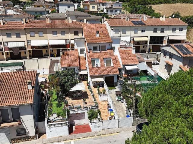 Casa pareada en venta en calle De Sant Jordi, Sant Julià de Ramis, de 205 m² 5 habitaciones por 379.000