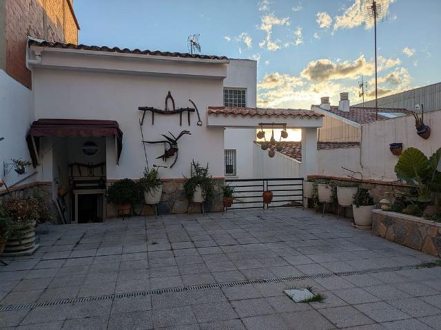 Casa pareada en venta en calle De Wilson, Santa Coloma de Gramanet, de 270 m² 4 habitaciones por 650.000