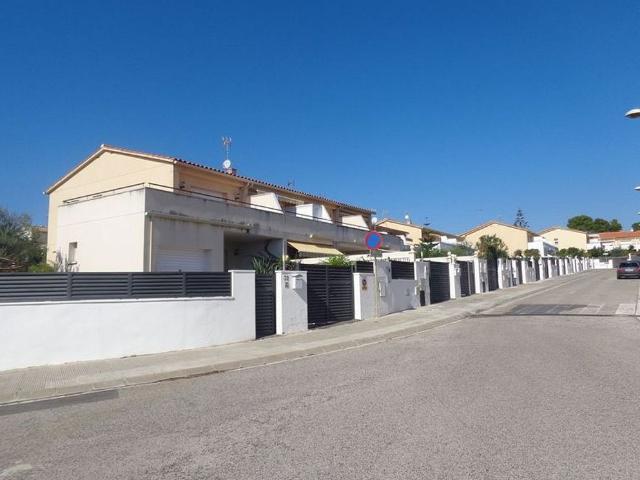 Casa pareada en venta en calle Del Mediterráneo, Vilafranca del Penedès, de 101 m² 3 habitaciones por 268.000