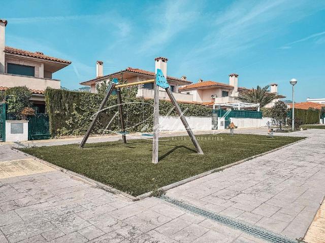 Casa pareada en venta en calle Del Migjorn, Vandellòs i l'Hospitalet de l'Infant, de 144 m² 3 habitaciones por 354.000