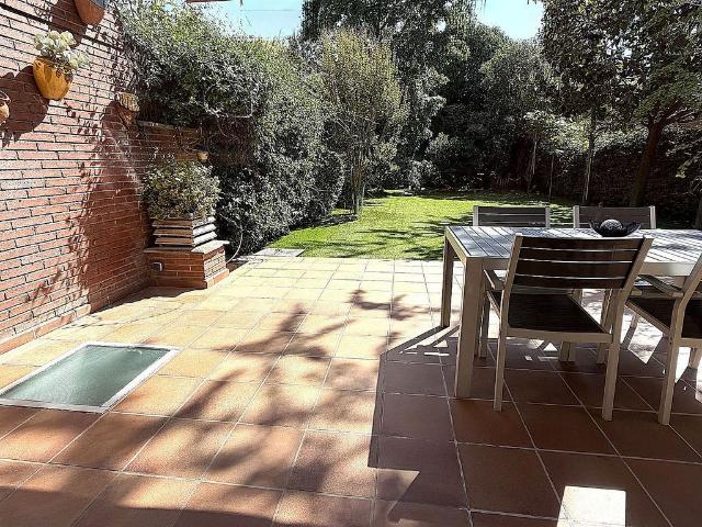 Casa pareada en venta en calle Del Brasil, Granollers, de 262 m² 4 habitaciones por 725.000