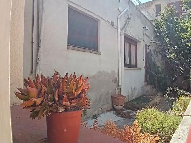 Casa pareada en venta en calle Del Francolí, Sabadell, de 529 m² 6 habitaciones por 459.000