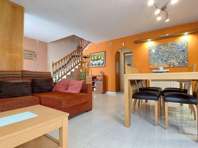 Casa pareada en venta en calle Del Pintor Murillo, Viladecavalls, de 112 m² 4 habitaciones por 465.448