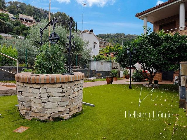 Casa pareada en venta en calle Del Sacrament, Corbera de Llobregat, de 280 m² 4 habitaciones por 465.000