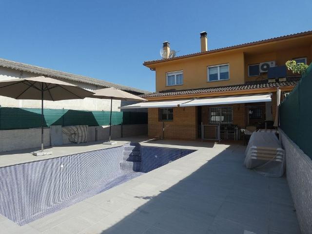 Casa pareada en venta en calle Estacio, Porqueres, de 187 m² 5 habitaciones por 560.000
