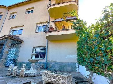 Casa pareada en venta en calle Josep Albages, Sant Llorenç Savall, de 165 m² 5 habitaciones por 299.000