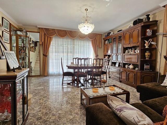 Casa pareada en venta en calle Juan Valera de, Sabadell, de 175 m² 4 habitaciones por 378.000