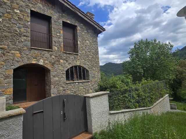 Casa pareada en venta en calle Meridià Verd, Vallfogona de Ripollès, de 189 m² 4 habitaciones por 400.000
