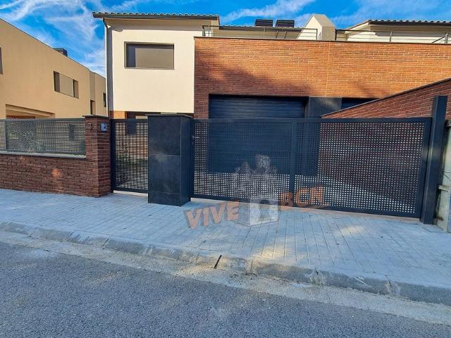 Casa pareada en venta en calle Sàlvia, Sant Esteve de Palautordera, de 203 m² 4 habitaciones por 590.000