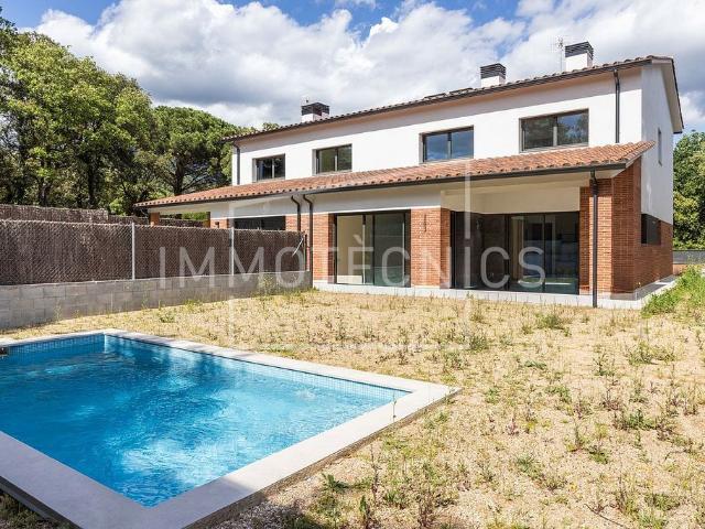 Casa pareada en venta en calle Sàlvia, Sant Esteve de Palautordera, de 203 m² 4 habitaciones por 590.000