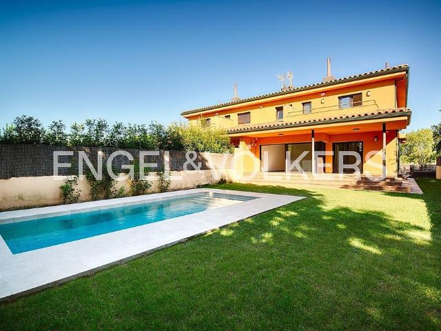 Casa pareada en venta en calle Sense Nom G, Avinyonet de Puigventós, de 327 m² 4 habitaciones por 594.000