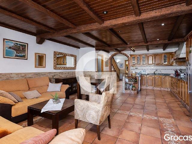Casa pareada en venta en calle Suècia, Mataró, de 287 m² 4 habitaciones por 695.000