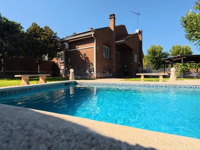 Casa pareada en venta en Camarma de Esteruelas. Chalet pareado de 345 m² con piscina privada, jardín y parcela de 552 m² en Camarma de Esteruelas. Casas pareadas Camarma de.