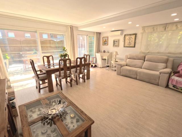 Casa pareada en venta en Cambrils, Regueral Prat d'en Forés Costa Dorada. Espectacular casa pareada de 304m2 a 800m de la playa. Casas pareadas.