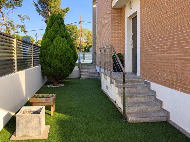 Casa pareada en venta en Castellón de la Plana, El Grao. Villa pareada con piscina privada a 200 m de la playa, junto al golf y con rentabilidad inmediata por alquiler. Casas pareadas Castellón de la.