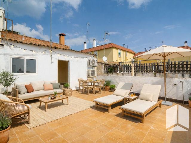 Casa pareada en venta en Castelldefels, Vista Alegre. Chalet pareado de 124 m2 con terraza y parking amplitud para toda la familia. Casas pareadas.