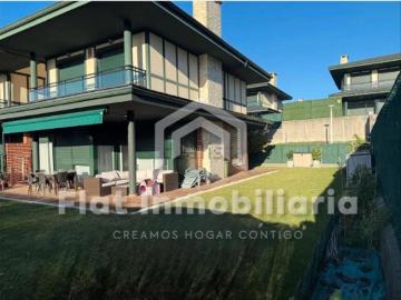 Casa pareada en venta en Castro Urdiales, Mioño Santullán. Chalet Pareado. Casas pareadas Castro.