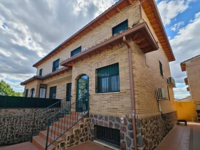 Casa pareada en venta en Cedillo del Condado. CHALET PAREADO DE EXCELENTE CONSTRUCCIÓN CON PLACAS SOLARES, GARAJE PARA TRES VEHÍCULOS Y AMPLIOS ESPACIOS EXTERIORES. Casas pareadas Cedillo del.