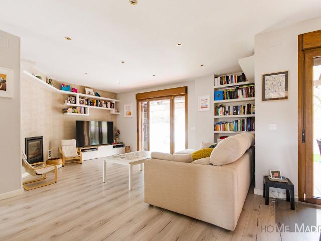 Casa pareada en venta en Cerceda. ESTUDIO HOME MADRID OFRECE Chalet pareado de 251 m2, con 395 m2 de parcela, situado en El Bo. Casas pareadas.
