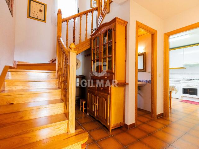 Casa pareada en venta en Cercedilla. Descubre este encantador chalet pareado en Cercedilla, ideal para quienes buscan un refugio en plena naturaleza! Con una superfici. Casas pareadas.