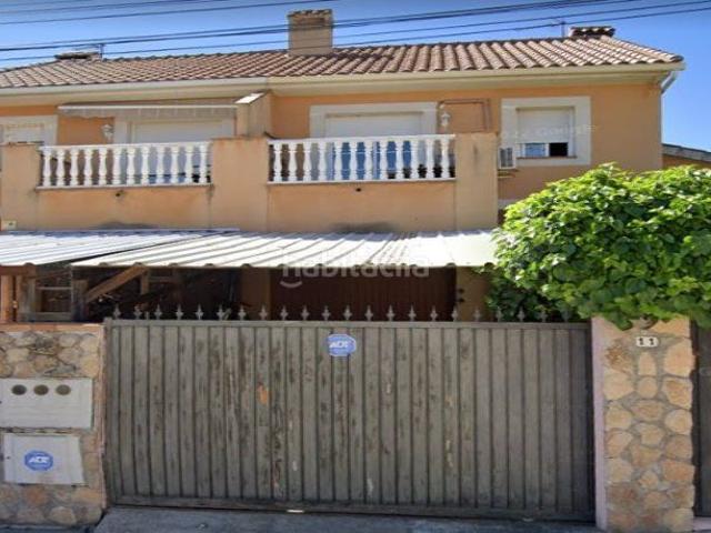 Casa pareada en venta en Chapinería. Chalet adosado en venta en calle Jardines. Casas pareadas.
