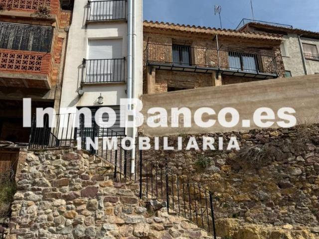 Casa pareada en venta en Cirat. Casa con terraza y vistas. Casas pareadas.