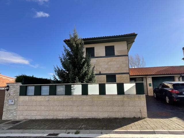 Casa pareada en venta en Cirueña. Espectacular chalet en el campo de Golf de Cirueña. La Rioja. dispone de jardin privado asi como piscinas y zonas verdes. Casas pareadas.
