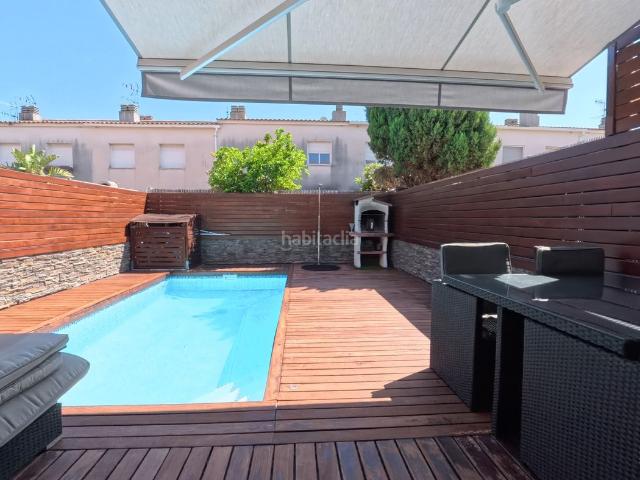Casa pareada en venta en Cubelles, Santa Maria l´Eixample Sud Sumella. ¡Casa totalmente reformada con piscina privada!. Casas pareadas.