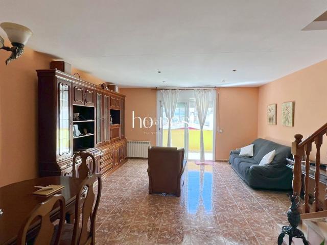 Casa pareada en venta en Cubelles, Santa Maria l´Eixample Sud Sumella. ¡Espectacular casa pareada en Cubelles 287m² con garaje amplio, solarium y excelente ubicación!. Casas pareadas.
