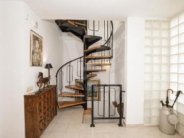 Casa pareada en venta en Alella. Chalet pareado en venta en Avenida d'Alella. Casas pareadas.