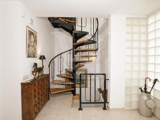 Casa pareada en venta en Alella. Chalet pareado en venta en Avenida d'Alella. Casas pareadas.