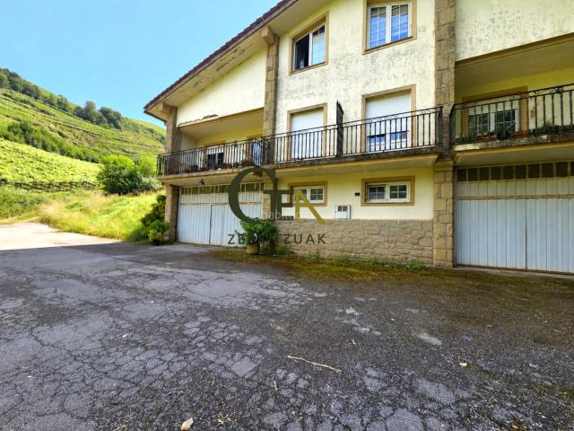 Casa pareada en venta en Alkiza. ¡En venta! Vivienda en casa bifamiliar con 4.000 m² de terreno en un entorno natural privilegiado, a 25 minutos de Donostia. Casas pareadas.