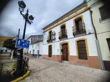 Casa pareada en venta en Almadén de la Plata. En plaza principal, en pleno centro de la localidad. Casas pareadas Almadén de la.