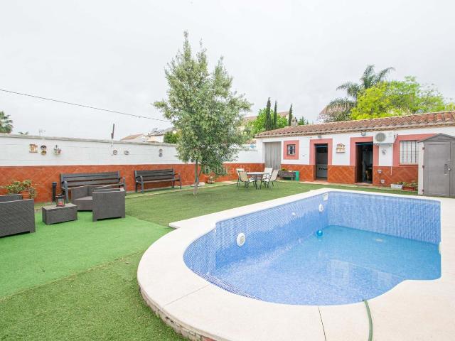 Casa pareada en venta en Almensilla. Magnífico pareado con gran jardín y piscina privada!. Casas pareadas.