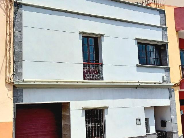 Casa pareada en venta en Arafo. ¡Gran Oportunidad! Vendo Casona Canaria en Centro Pueblo. Casas pareadas.