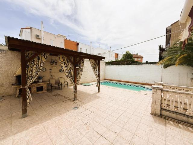 Casa pareada en venta en Arganda del Rey, Los Villares. Exclusivo chalet unifamiliar con piscina en Los Villares Arganda del Rey. Casas pareadas Arganda del.