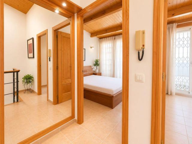 Casa pareada en venta en Argentona, Nucli Urbà. Acogedora casa reformada de dos plantas en una excelente zona de Argentona Descripción. Casas pareadas.