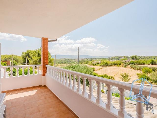 Casa pareada en venta en avenida Vallserrat, Sant Esteve Sesrovires, de 170 m² 4 habitaciones por 369.000