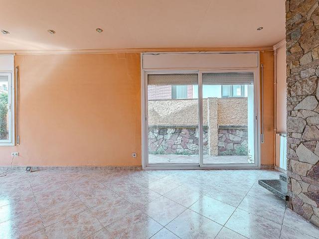 Casa pareada en venta en avenida Antoni Gaudí, Sant Quirze del Vallès, de 224 m² 5 habitaciones por 590.000