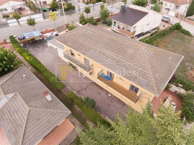 Casa pareada en venta en avenida Can Coral, Torrelles de Foix, de 250 m² 8 habitaciones por 350.000