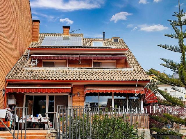 Casa pareada en venta en avenida De Can Montmany, Corbera de Llobregat, de 200 m² 5 habitaciones por 440.000