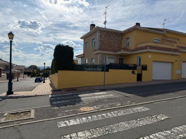 Casa pareada en venta en Ávila, Hervencias. Espectacular chalet pareado de esquina con jardín, bodega y placas solares en Las Hervencias. Casas pareadas.