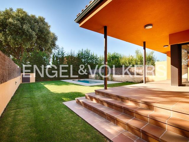 Casa pareada en venta en Avinyonet de Puigventós. Casa de obra nueva exclusiva con piscina privada en Mas Pau EXCLUSIVA. Casas pareadas Avinyonet de.