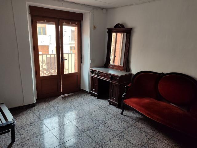 Casa pareada en venta en Ayora. Casa en el centro de la localidad de Ayora con entrada por dos calles. Casas pareadas.