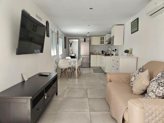 Casa pareada en venta en Badalona, La Salut. Casa versátil con parking: ideal para familias o inversión. Casas pareadas.