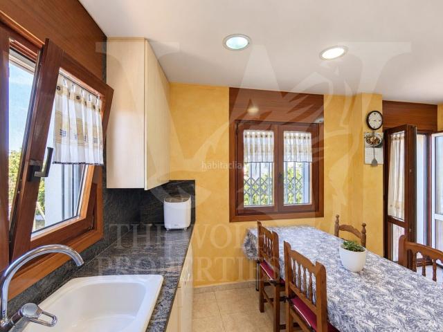 Casa pareada en venta en Balenyà. Amplia casa de 317 m² con garaje, terrazas y grandes espacios en el centro de Hostalets de Balenyà. Casas pareadas.