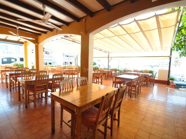 Casa pareada en venta en Baleares Es Mercadal, Na Macaret. Restaurante con licencia y apartamento a 10 metros de la playa de Na Macaret. Casas pareadas Es.
