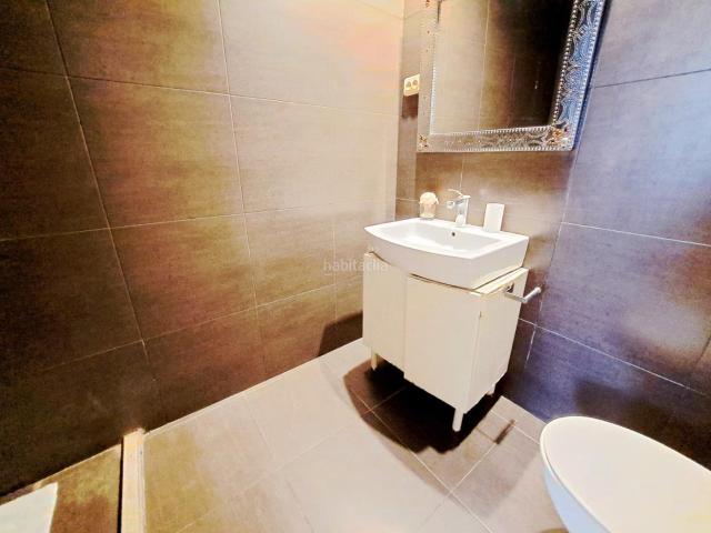 Casa pareada en venta en Barcelona, Barri de les Corts. Exclusiva casa con encanto y terraza privada en ubicación premium. Casas pareadas.